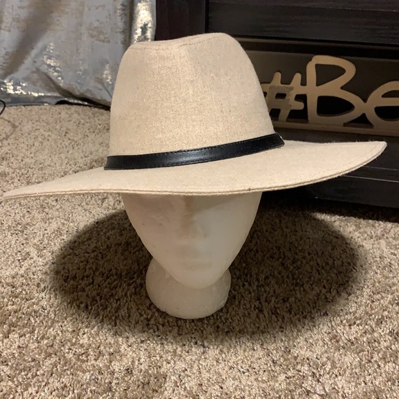 NWT Cream Fedora with Black Faux Leather Brim Hat - Picture 5 of 10